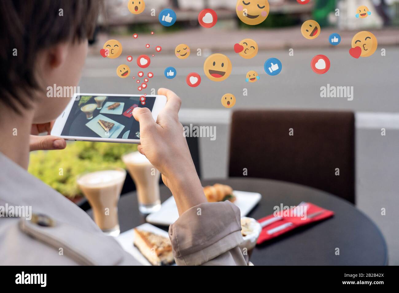 Mujer blogger tomar la foto de comida en el teléfono en el café obtener le gusta, closeup. Foto de stock