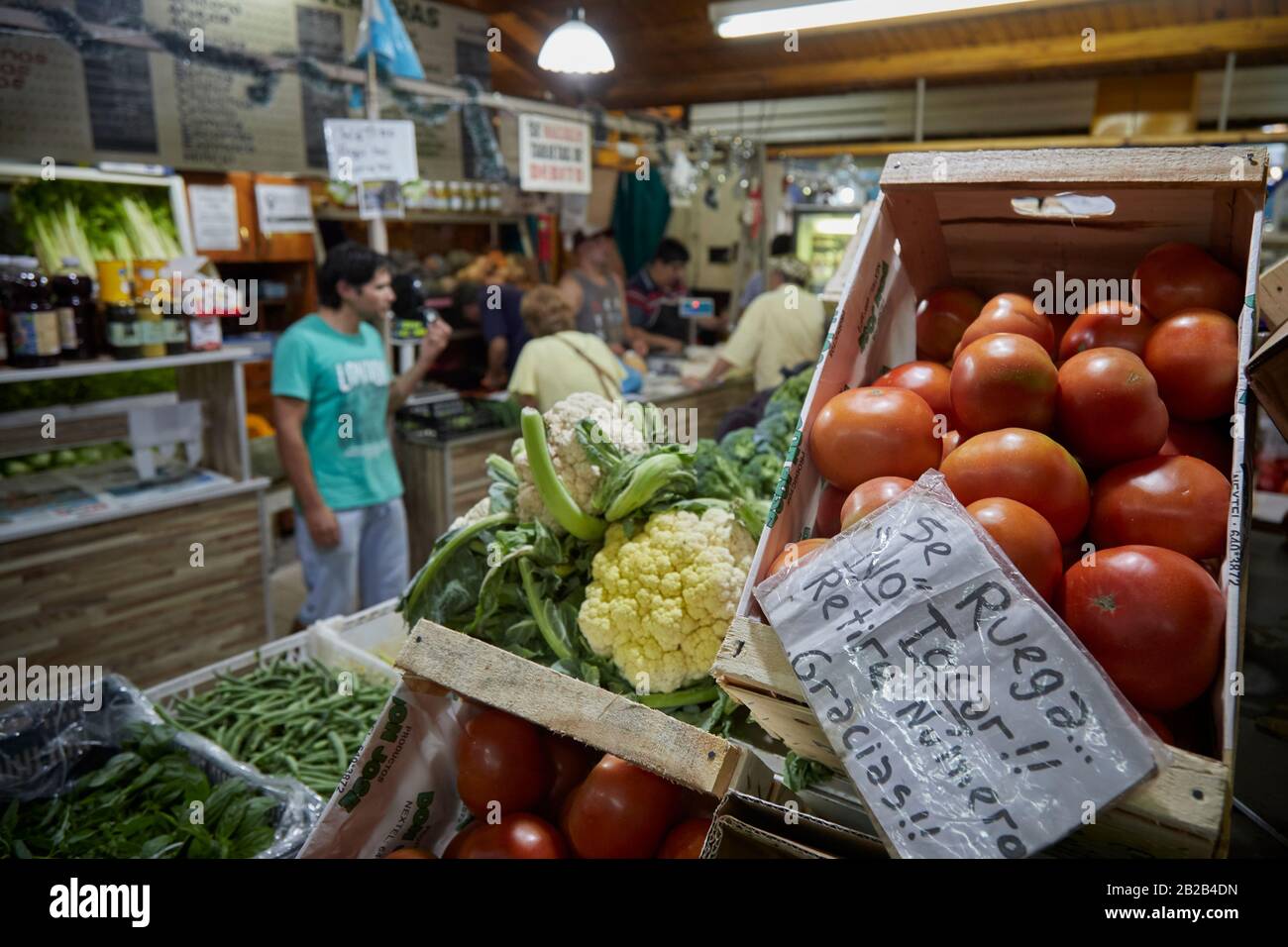 MENDOZA, ARGENTINA, 19/12/2017. Greengrocery, venta de verduras y frutas, mercado Central, Ciudad de Mendoza. Foto: Axel Lloret / www.allofotografia.co Foto de stock