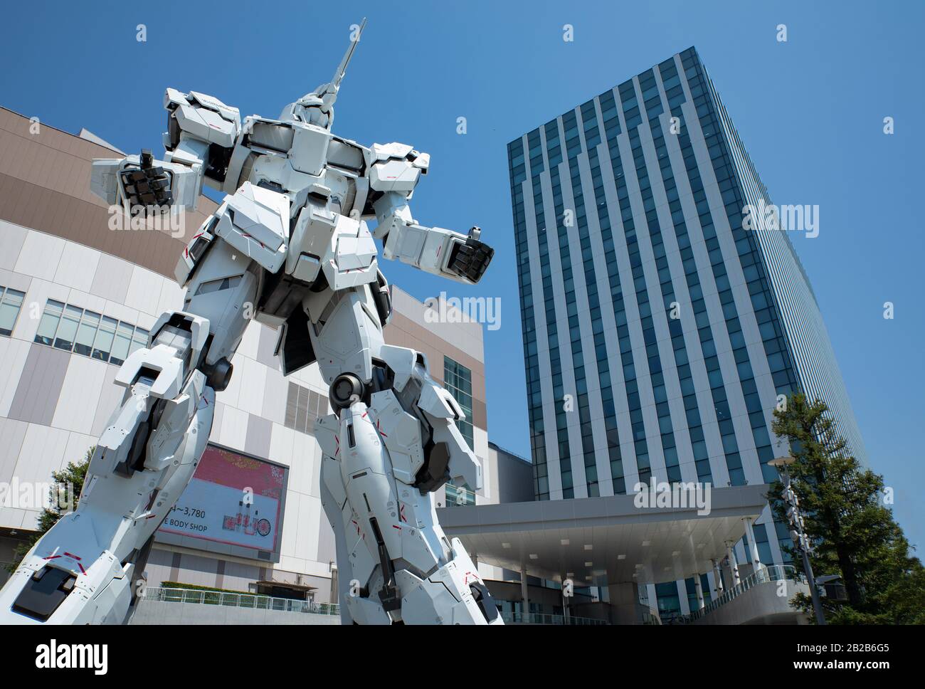 Tokio, Japón, un gigantesco modelo del famoso robot Gundam, en la plaza  principal de la isla de Odaiba Fotografía de stock - Alamy