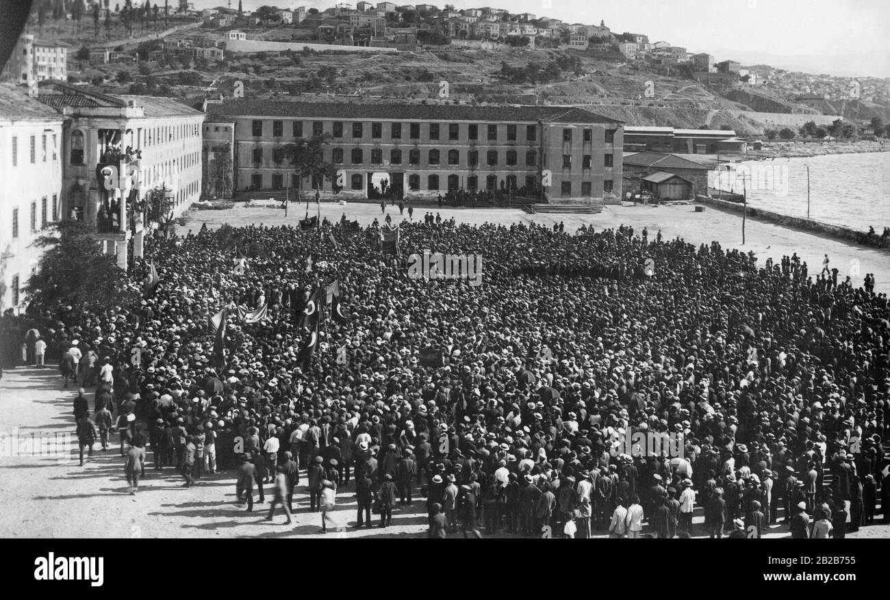 Después de un ataque fallido contra el presidente turco Mustafa Kemal, sus partidarios se reúnen en Izmir para expresar su solidaridad. Foto de stock