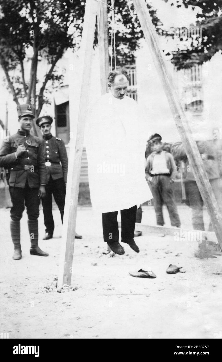 Uno de los líderes de un ataque fallido contra Mustafa Kemal Ataturk, Shukri Bei, es ejecutado públicamente como disuasorio. Foto de stock