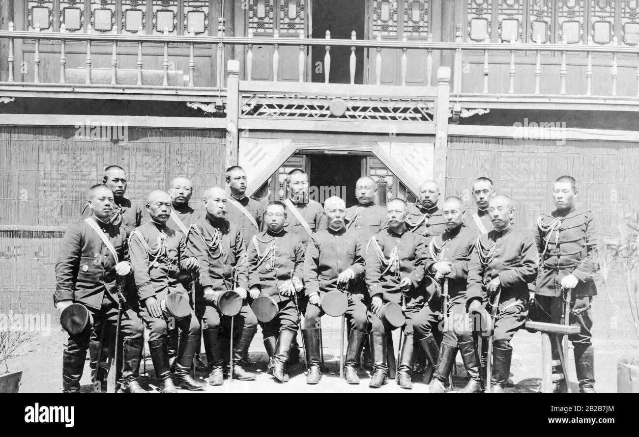 El teniente general japonés Barón Kuroki y su equipo posan para una foto en Andong. Foto de stock
