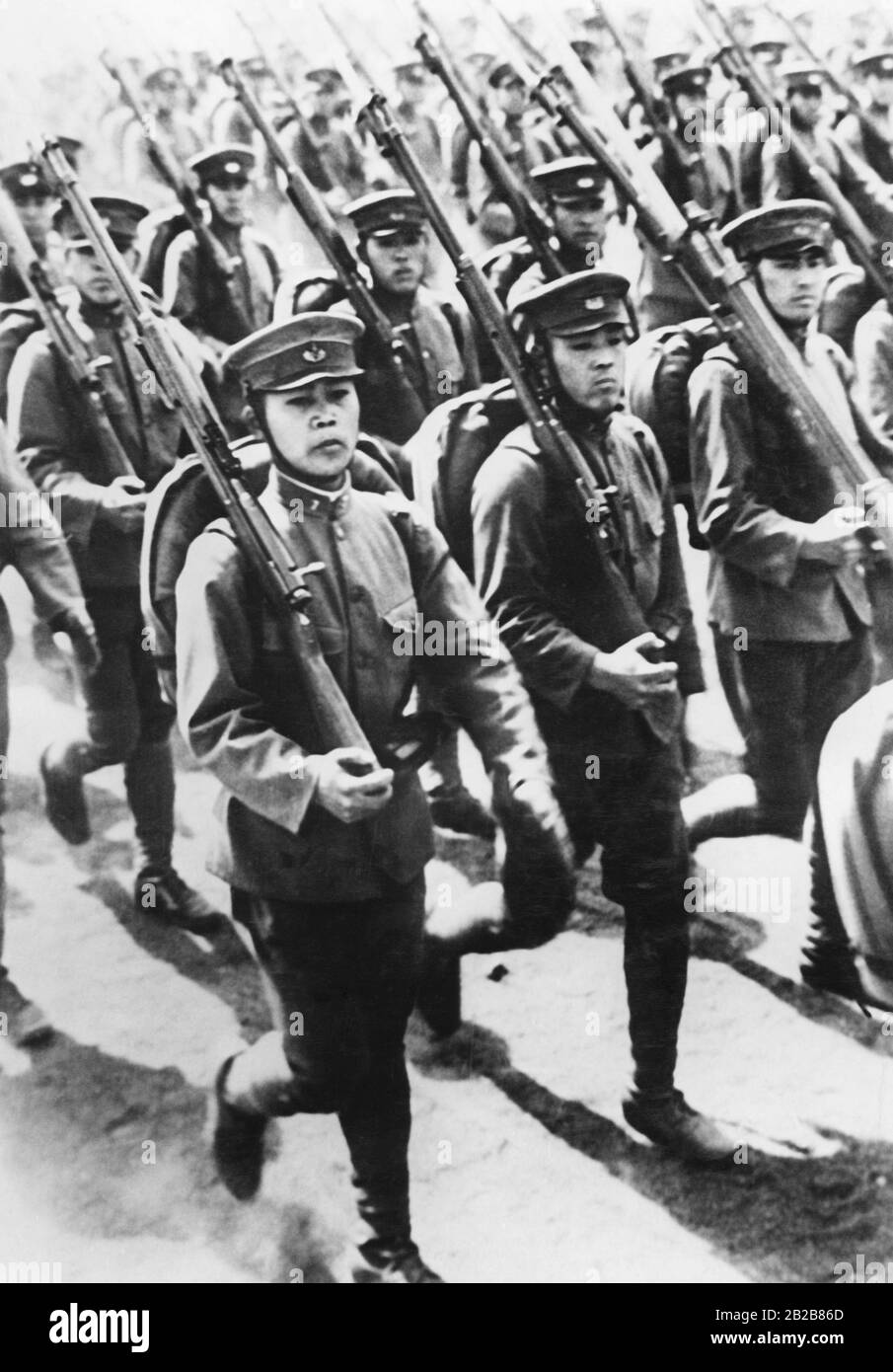 Miembros de la Guardia Imperial Japonesa marchan en un desfile militar en Tokio. Foto de stock