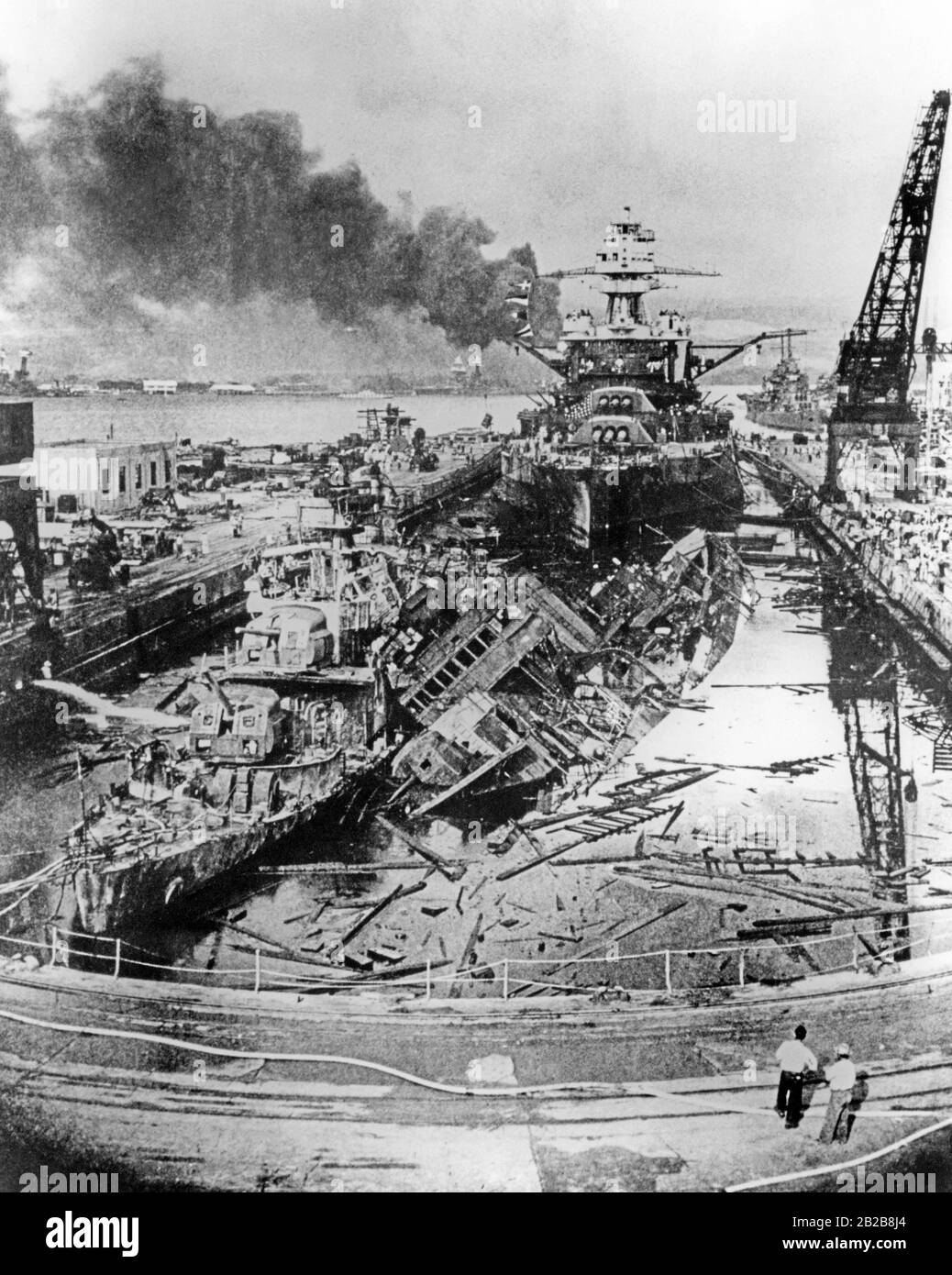 Uno de los muelles de la base naval estadounidense Pearl Harbor después del ataque japonés del 7 de diciembre de 1941. Foto de stock