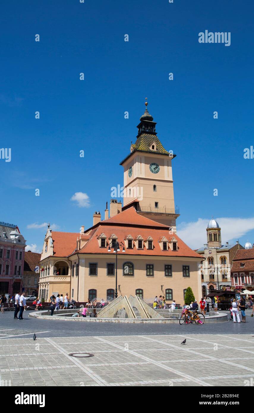 La torre del reloj, del Ayuntamiento, del siglo XIII, la Piata Sfatului (Plaza del Consejo), Brasov, región Transilvania, Rumania Foto de stock