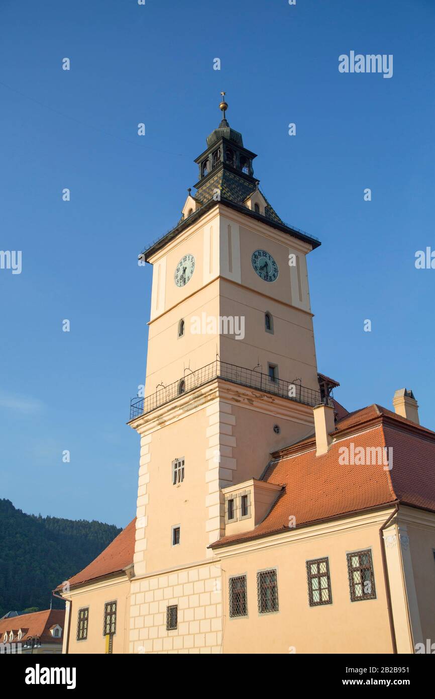 La torre del reloj, del Ayuntamiento, del siglo XIII, la Piata Sfatului (Plaza del Consejo), Brasov, región Transilvania, Rumania Foto de stock