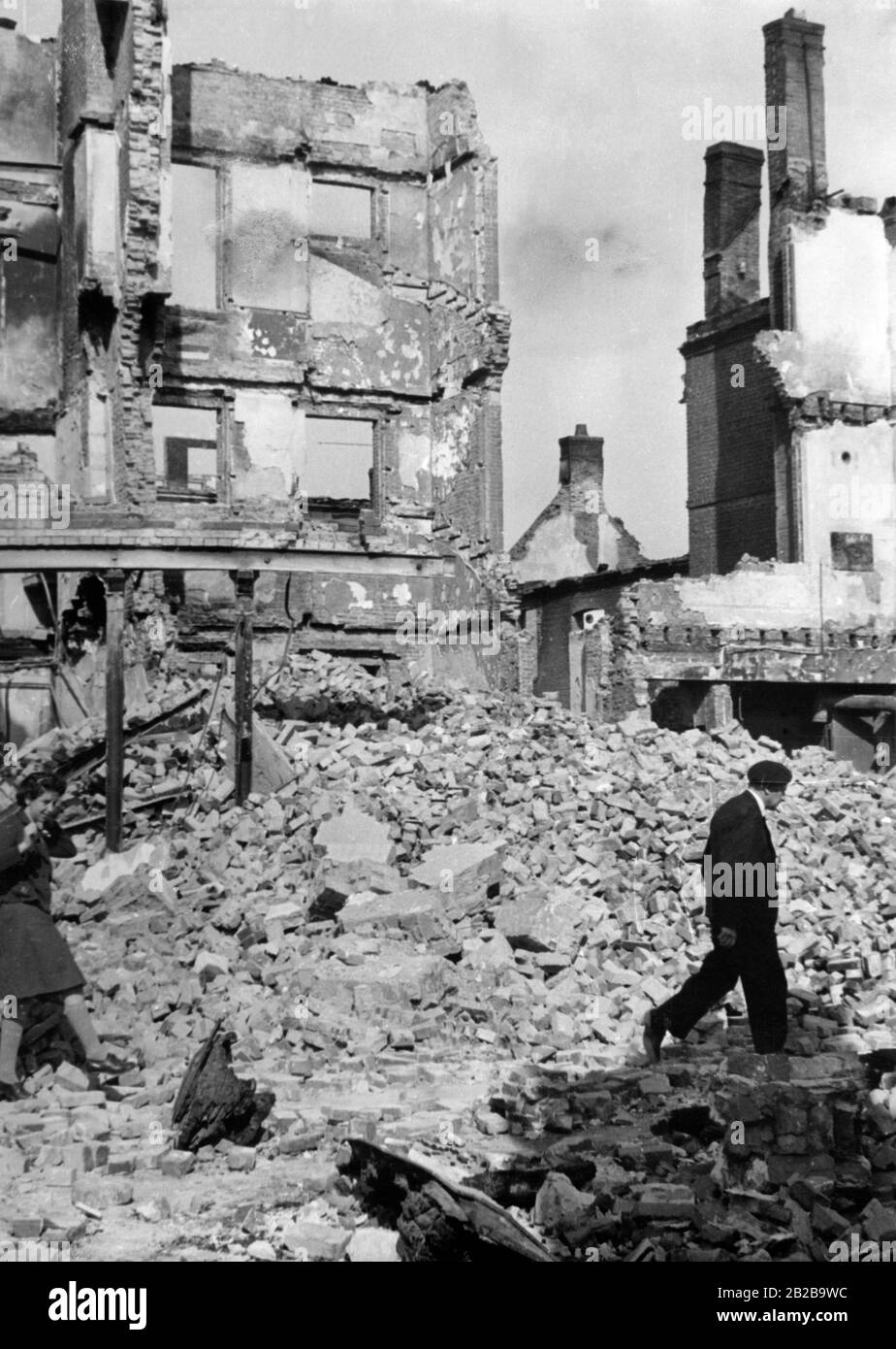 Ciudades destruidas en Francia durante la Segunda Guerra Mundial: Yvetot en  el norte de Francia. Foto: Eis Fotografía de stock - Alamy