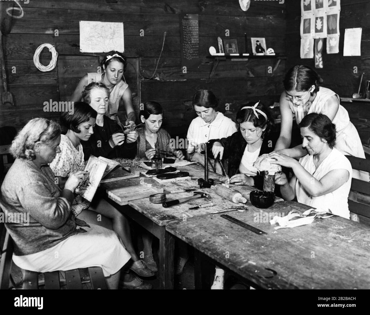Programa de creación de empleo: Mujeres en una clase de artesanía en Nueva York, 1933 Foto de stock