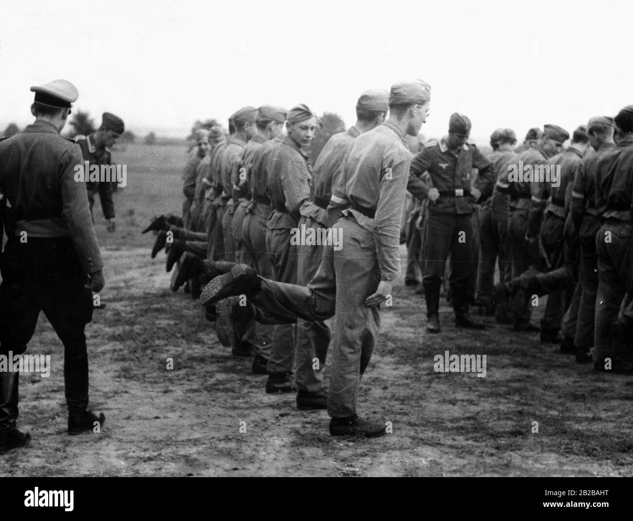 Los jóvenes de Hitler presentan sus botas en un campo de entrenamiento  militar Fotografía de stock - Alamy