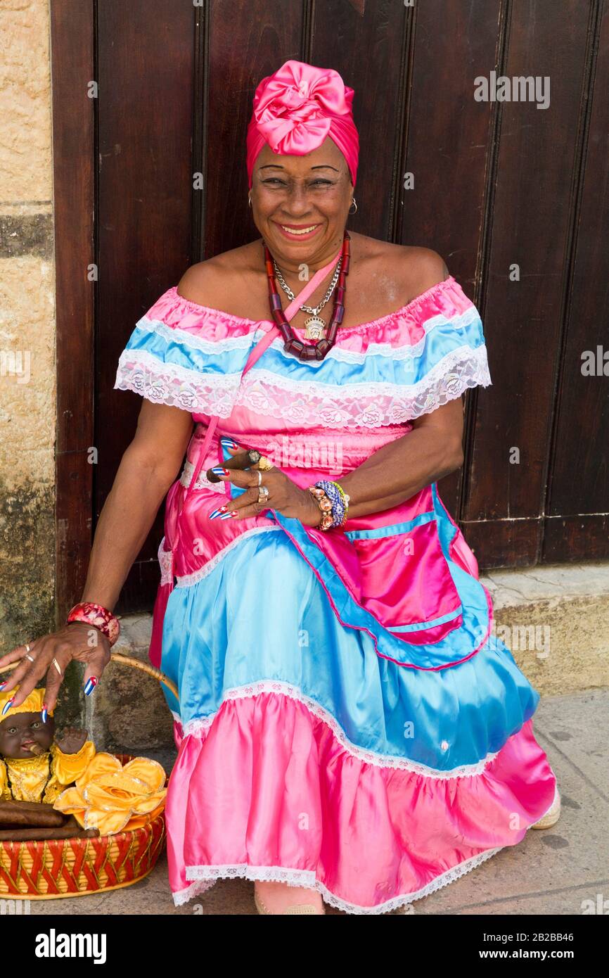 muñeca Adolescente cartucho Vestido tradicional mujer cubana fotografías e imágenes de alta resolución  - Alamy