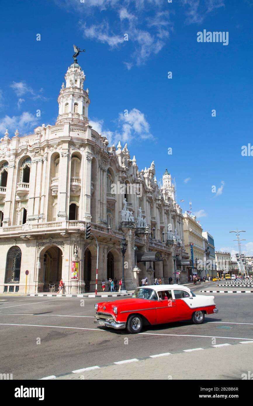 El Gran Teatro de La Habana con el viejo coche clásico, el casco antiguo,  declarado Patrimonio de la Humanidad por la UNESCO, La Habana, Cuba  Fotografía de stock - Alamy