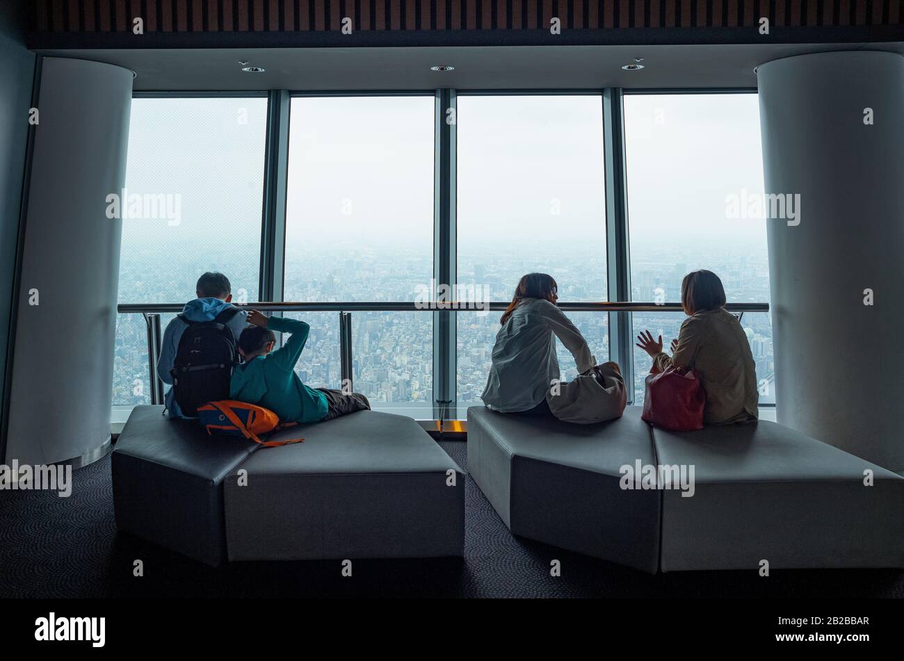Tokio, Japón, jóvenes en el mirador de la torre Tokyo Sky Tree Foto de stock