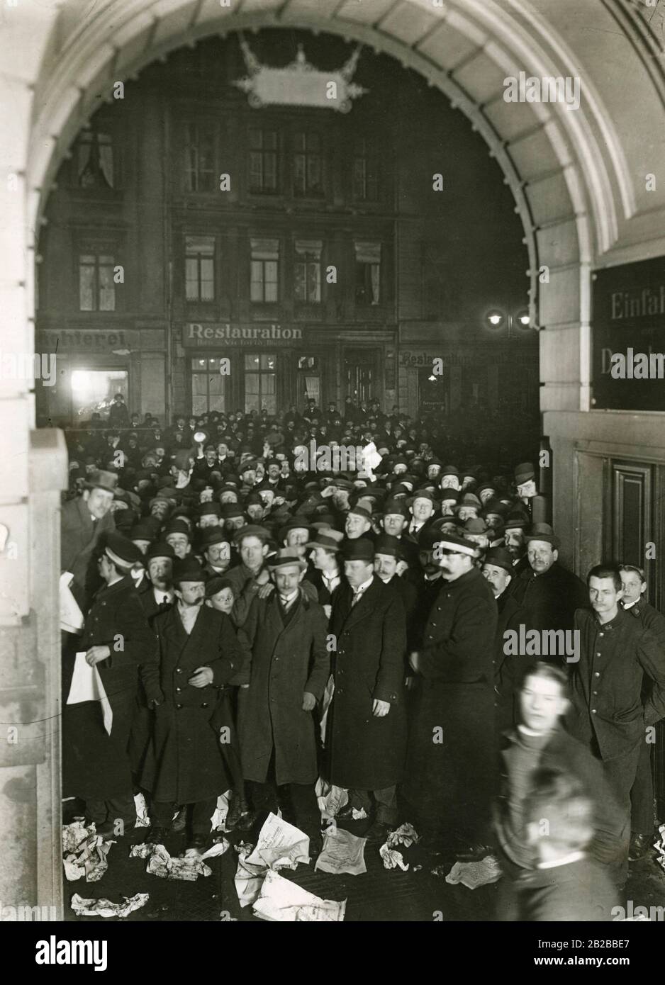 Una multitud frente al portal del Berliner Lokal-Anzeiger en una noche de enero. Foto de stock