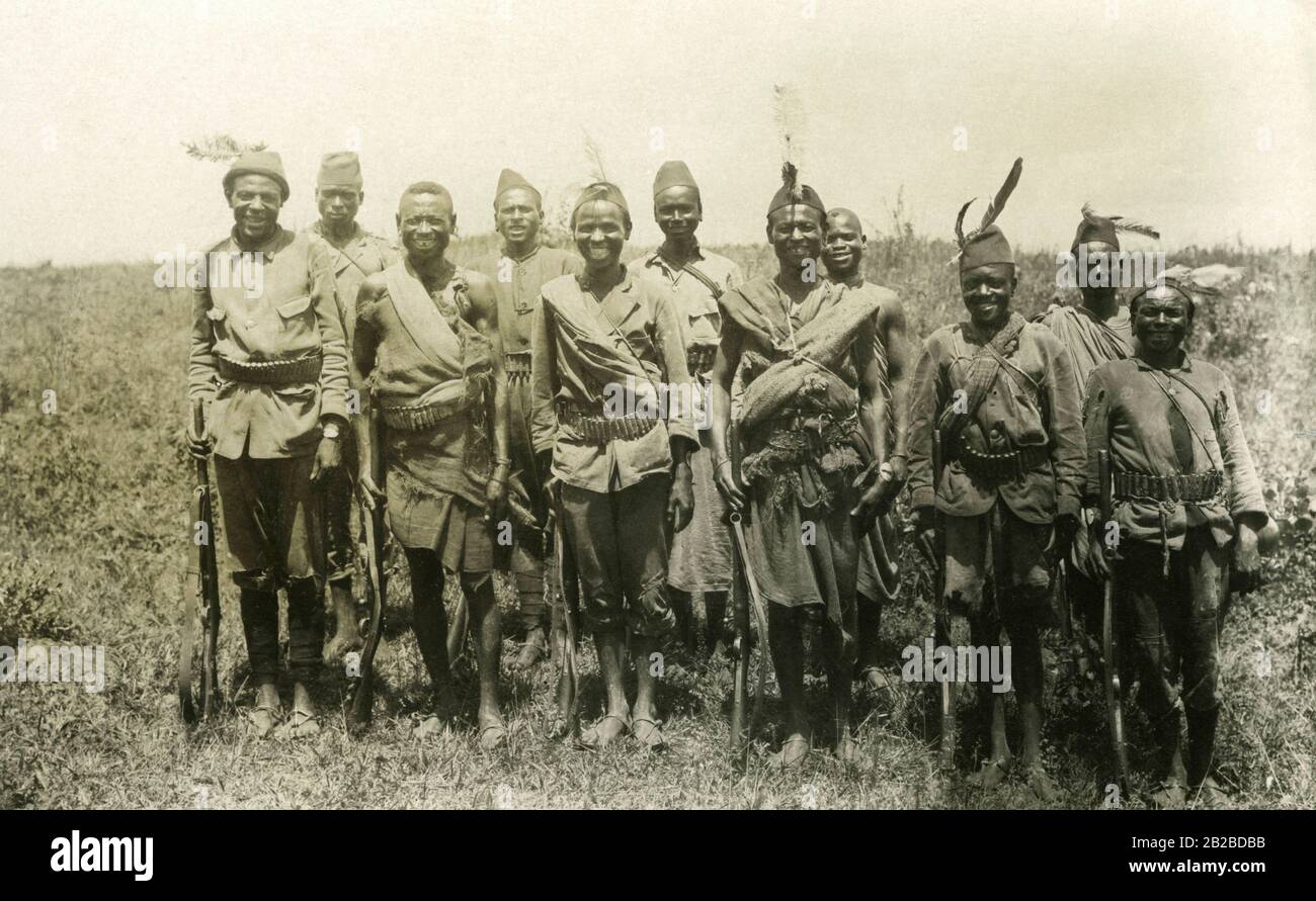 Guerreros auxiliares nativos de la tribu Ruge-Ruga, que fueron contratados por el general Paul von Lettow-Vorbeck como Askaris y combatieron bajo el mando alemán en África oriental. La foto no tiene fecha. Foto de stock
