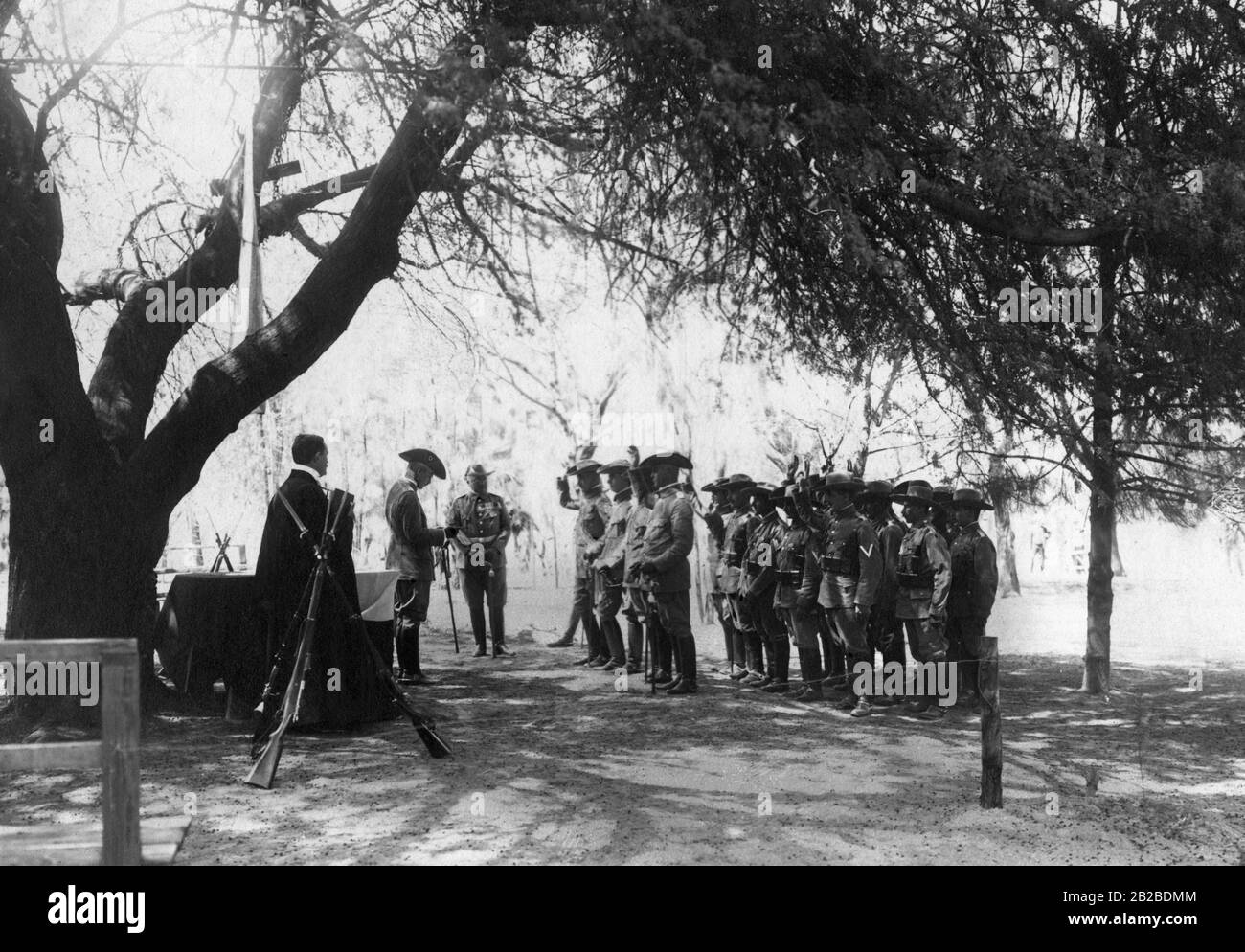 Jurando del Schutztruppe bávaro al nuevo príncipe Regente en Windhoek, más tarde el rey Ludwig III Foto de stock