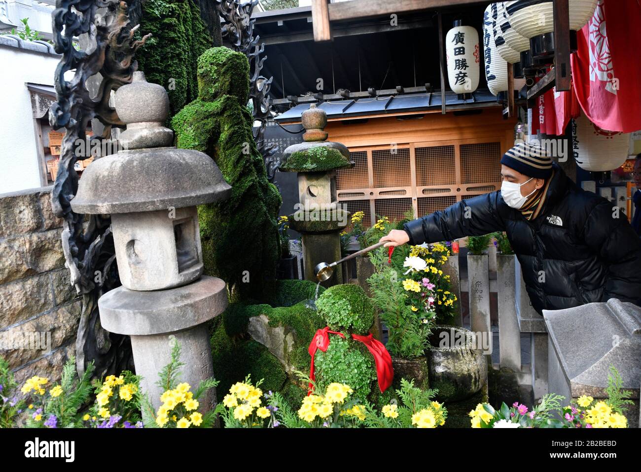 Una estatua de Fudomyoo es una deidad que toma la forma de furia y se dice que protege a la gente contra el mal, conquistar demonios y conceder, Osaka, Honshu, Japón, Asia. Foto de stock