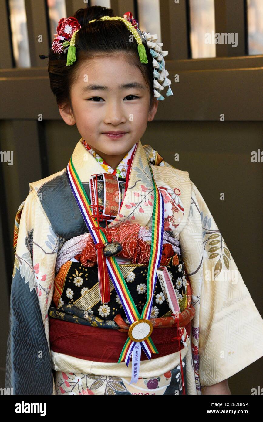 Niño en ropa tradicional japonesa fotografías e imágenes de alta resolución  - Alamy