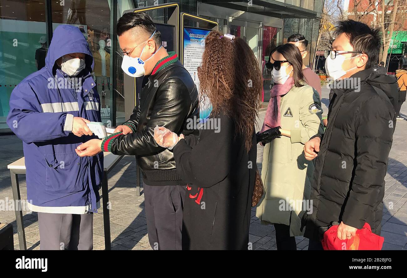 Pekín, China. 2 de marzo de 2020. Los chinos han comprobado su temperatura antes de que se les permita entrar en un importante centro comercial internacional debido a la amenaza de difundir el letal coronavirus (Covid-19) en Beijing el lunes 2 de marzo de 2020. El letal y novedoso coronavirus ha matado a más de 3,000 personas en todo el mundo, la mayoría en China. Se han confirmado más de 88,000 casos, con infecciones en más de 56 países y en todos los continentes, excepto la Antártica. Foto de Stephen Shaver/UPI crédito: UPI/Alamy Live News Foto de stock