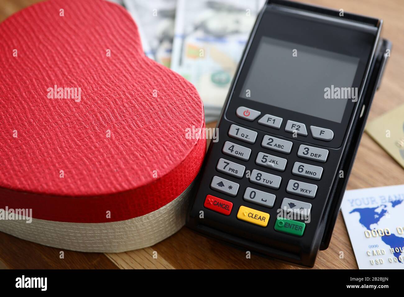 En la mesa es el dispositivo para pagar la tarjeta de crédito y la caja  Fotografía de stock - Alamy