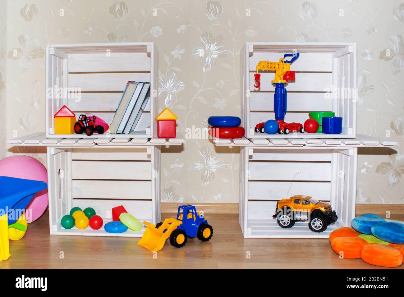 Cuarto de los niños, papel tapiz y cajas de madera en una estantería  ecológica para juguetes Fotografía de stock - Alamy