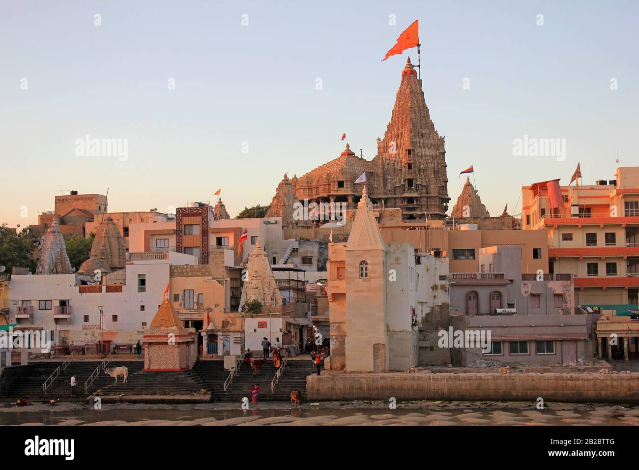 Dwarkadhish templo (también conocido como Jagat Mandir), Dwarka, Gujarat, India Foto de stock