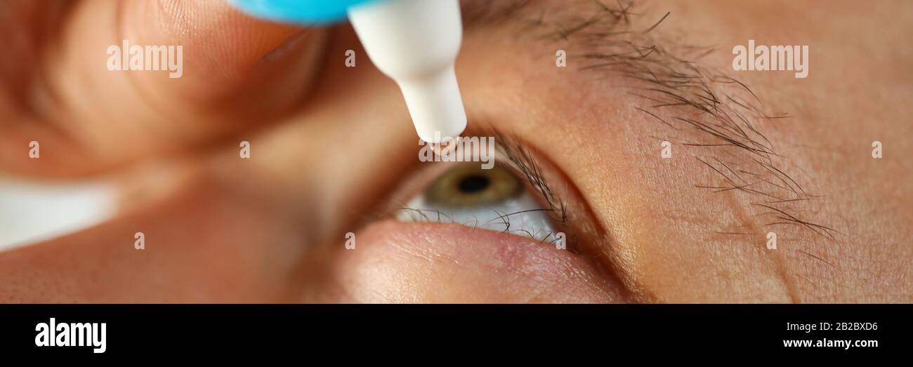Elixir Para Mejorar La Vision El Hombre Deja Gotas Para Los Ojos Fotografia De Stock Alamy
