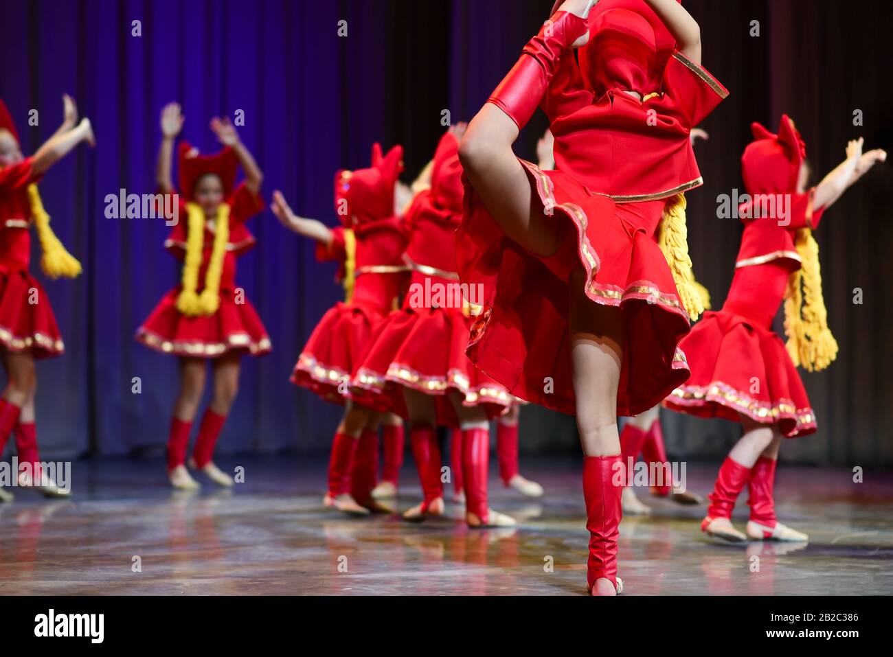 Las jóvenes con vestidos rojos bailan danzas folklóricas rusas en el  escenario Fotografía de stock - Alamy