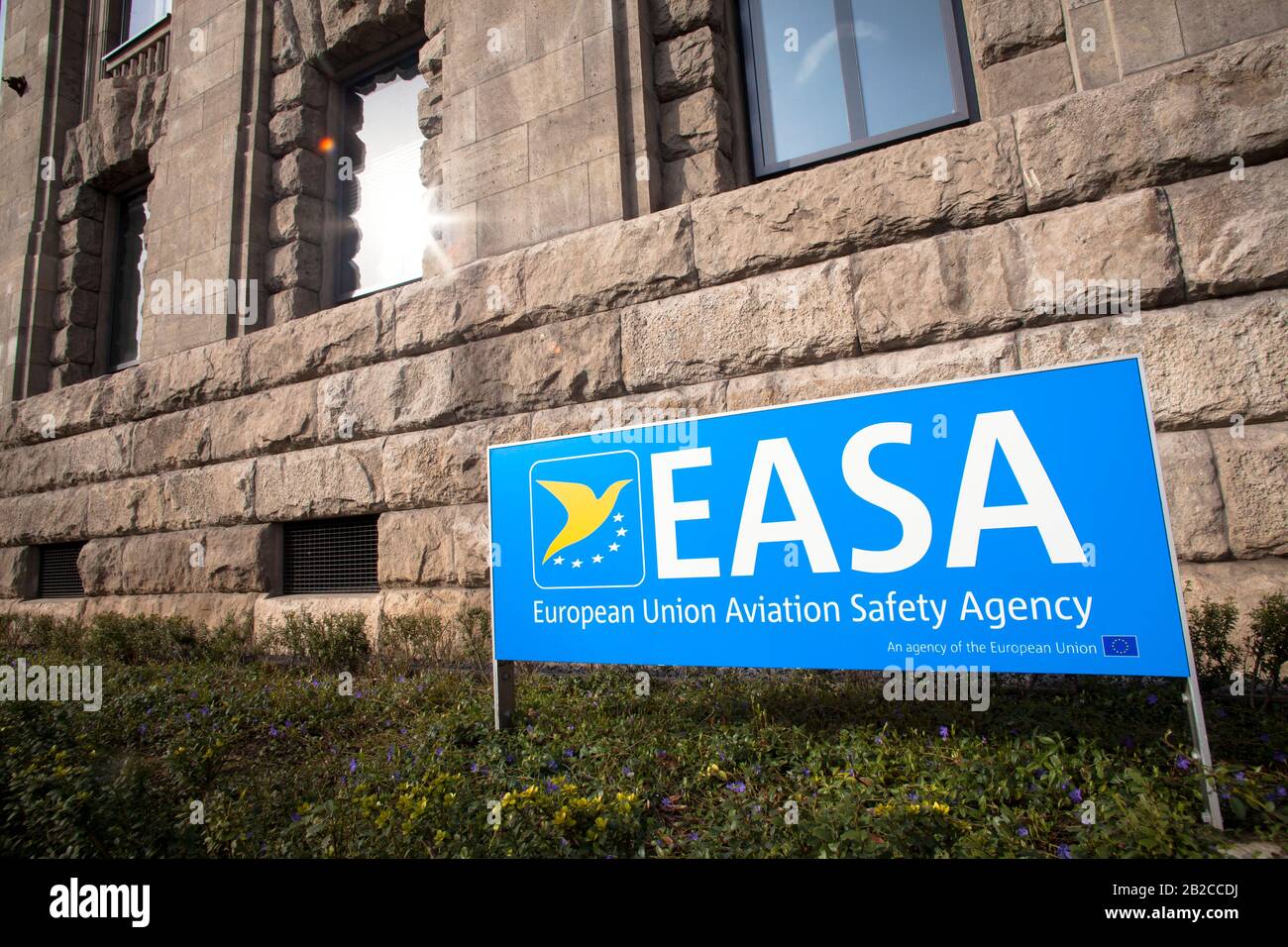 Cartel de la sede de la Agencia Europea de Seguridad Aérea (AESA) frente al edificio de oficinas 'Neue Direktion' en la calle Konrad-Adena Foto de stock