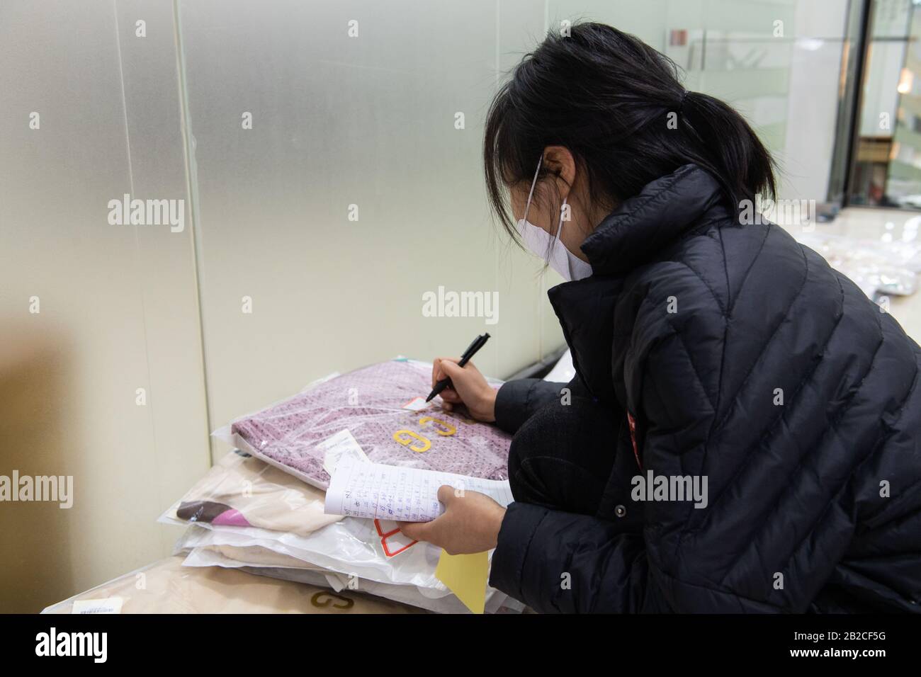 Zhuzhou, Provincia China De Hunan. 2 de marzo de 2020. Un Marca la ropa para ventas en línea en una tienda de ropa de un mercado de ropa en Zhuzhou, la