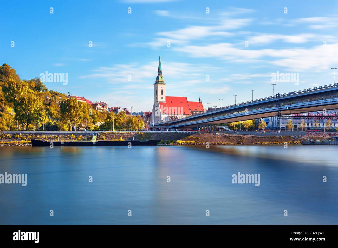 Bratislava casco antiguo y la catedral sobre el río Danubio, Eslovaquia Foto de stock