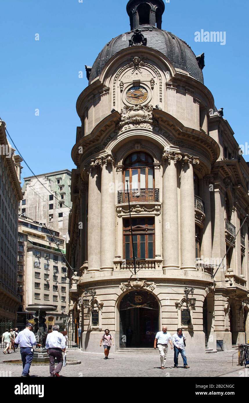 Bolsa de Comercio; Bolsa de Santiago; SSE; edificio antiguo de estilo  francés; 1917; triangular; Sudamérica; Santiago, Chile, verano Fotografía  de stock - Alamy