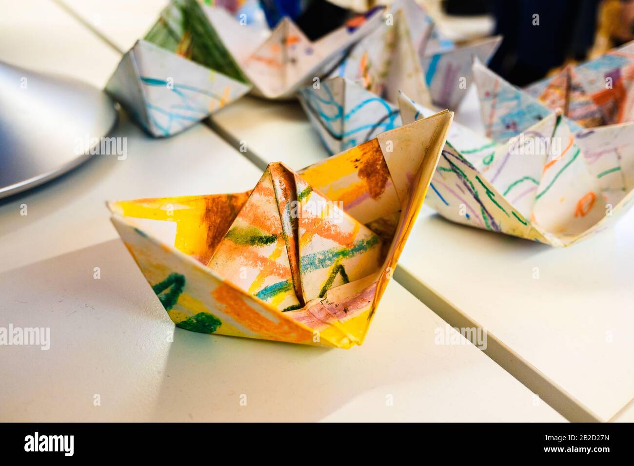 Barcos de papel caseros decorados con colores para los niños un día de  artesanía Fotografía de stock - Alamy