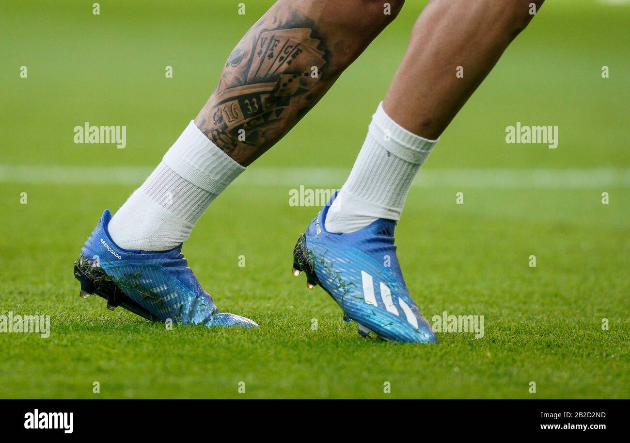 Birmingham, Reino Unido. 1 Mar, 2020. botas de fútbol Adidas y el tatuaje de piernas de Gabriel Jesus de Man City durante el partido final de la Copa Carabao entre Aston