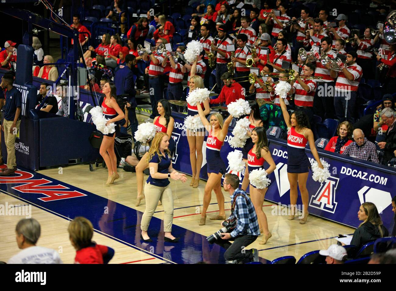 Niñas jugando basketball fotografías e imágenes de alta resolución Alamy