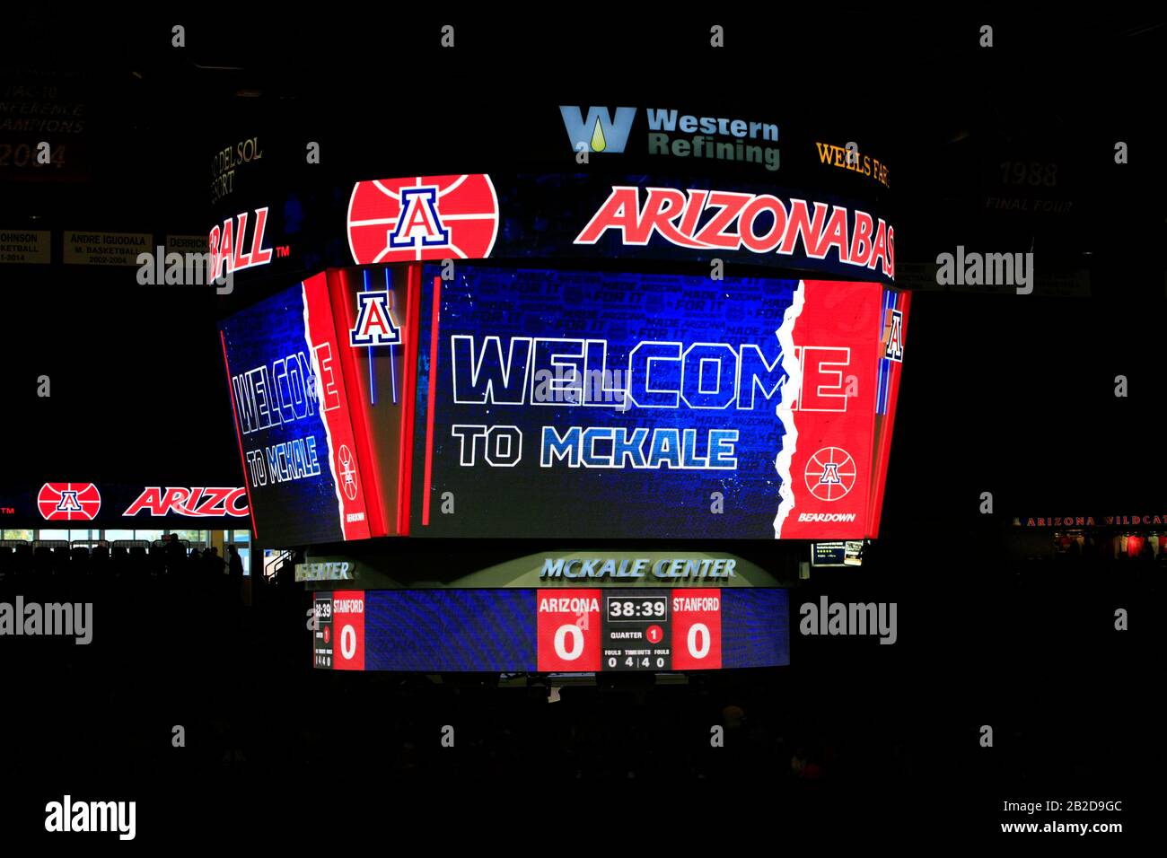 Pantalla de bienvenida colgada del techo en el McKale Memorial Center Arena en el campus de la Universidad de Arizona en Tucson Foto de stock