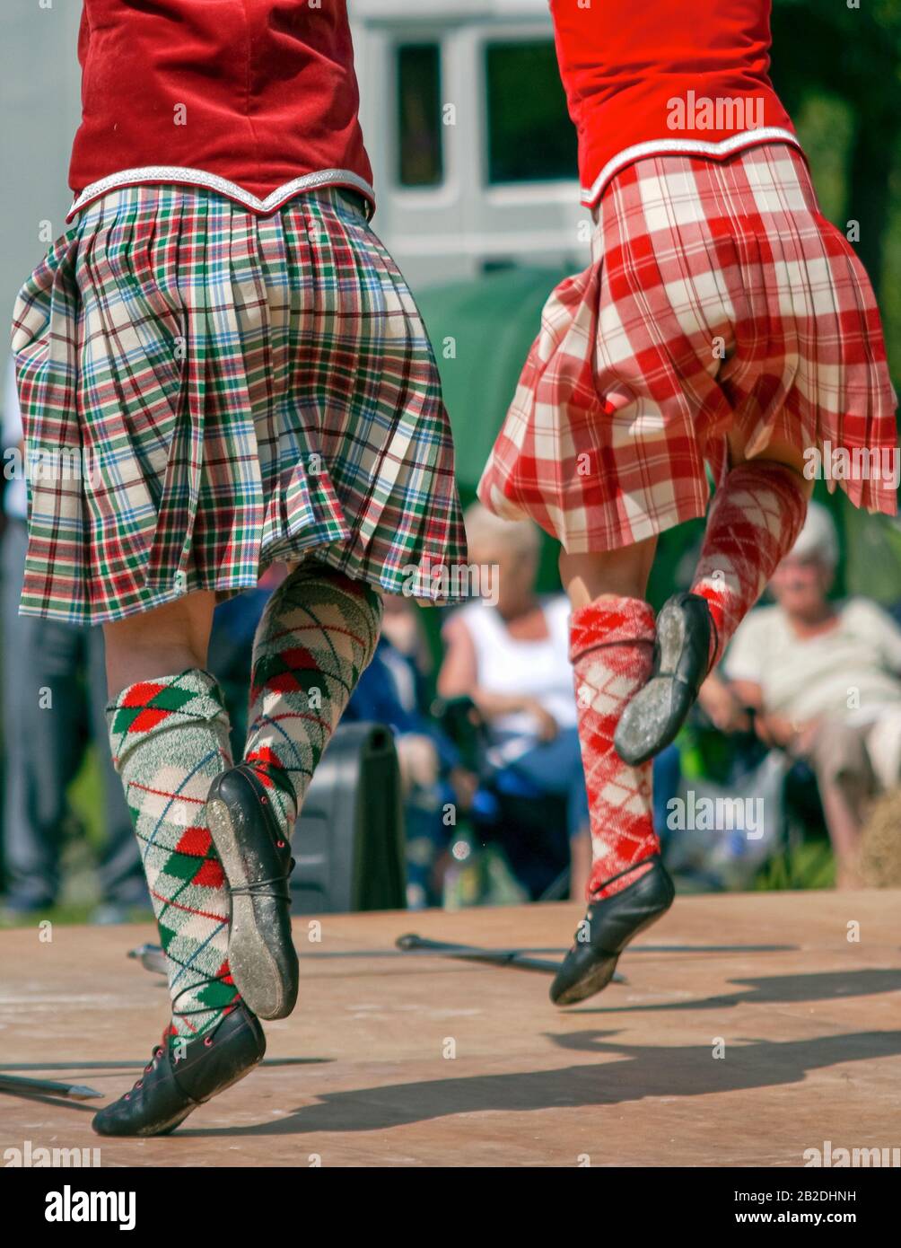 Joven bailarín escocés Highland realizando una danza de espada durante una competición en Colchester, Essex, Inglaterra. Foto de stock