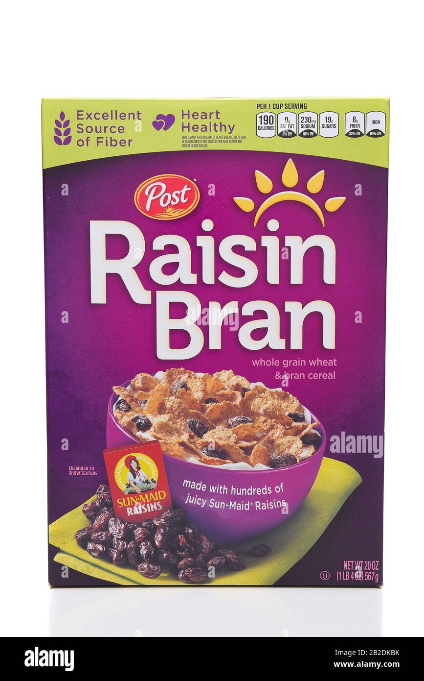 Irvine, CALIFORNIA - 10 DE MARZO de 2018: Cereal post Raisin Bran. Una caja de 20 onzas del cereal popular que es una excelente fuente de fibra dietética. Foto de stock