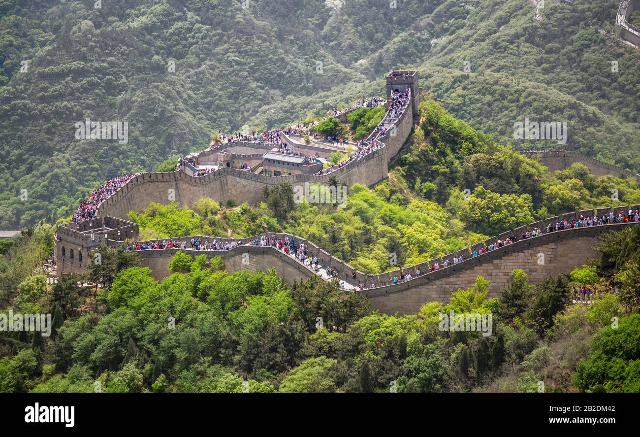 Panorama de la Gran Muralla China entre las verdes colinas y montañas cerca de Beijing, China Foto de stock