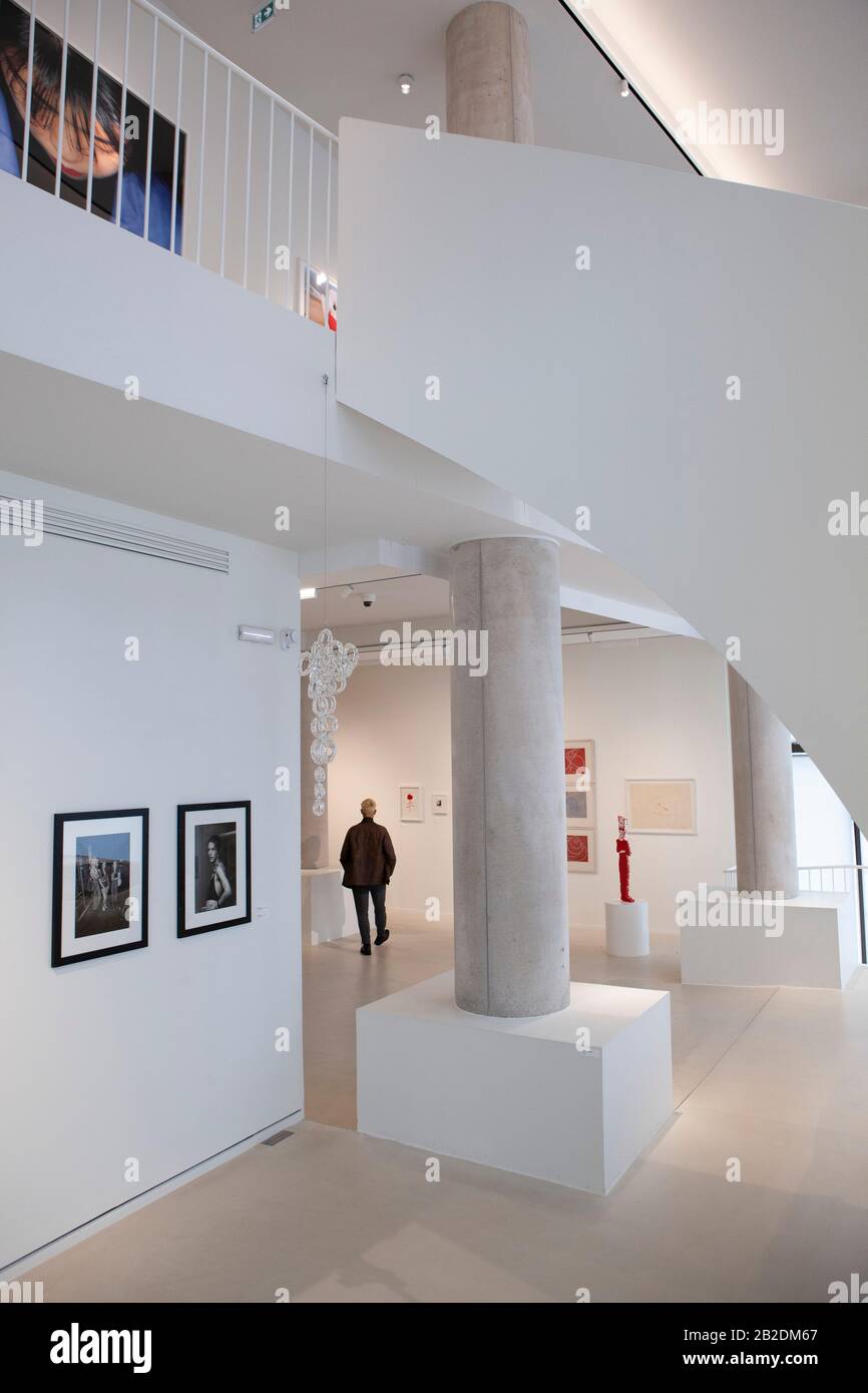 París: La Fab, una nueva galería abierta en el sudeste de París para mostrar la colección de arte contemporáneo del diseñador de moda Agnes B. entre los artistas de la colección se encuentran Jean-Michel Basquiat, Gilbert y George, Alexander Calder, Louise Bourgeois y Andy Warhol. Foto de stock