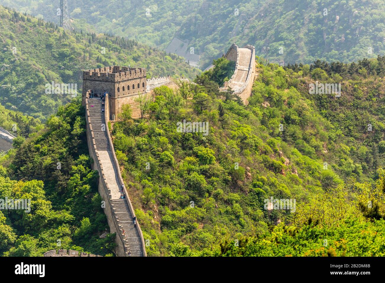 Panorama de la Gran Muralla China entre las verdes colinas y montañas cerca de Beijing, China Foto de stock