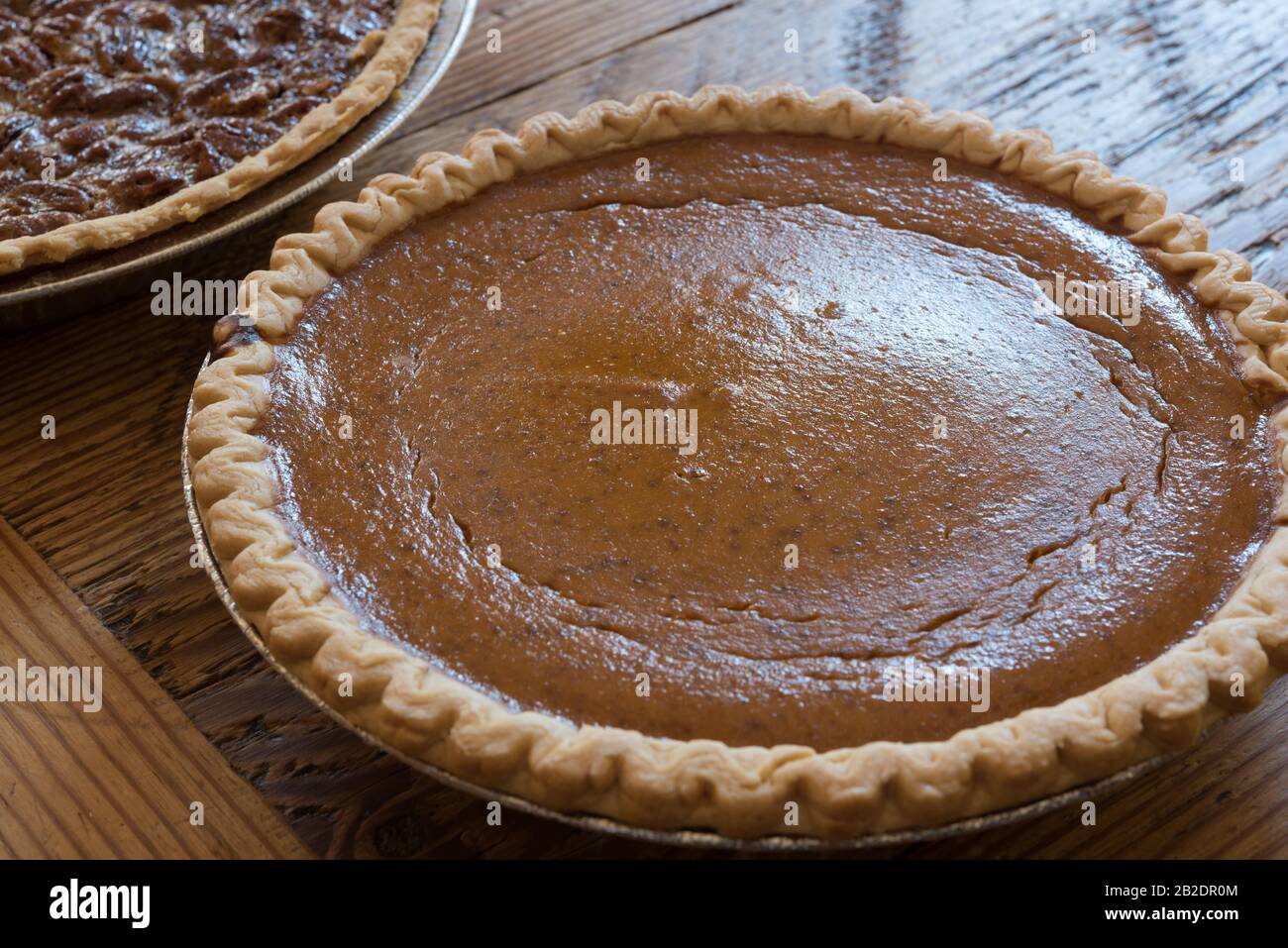 Una tarta casera de calabaza sobre una antigua mesa de madera pintada Foto de stock