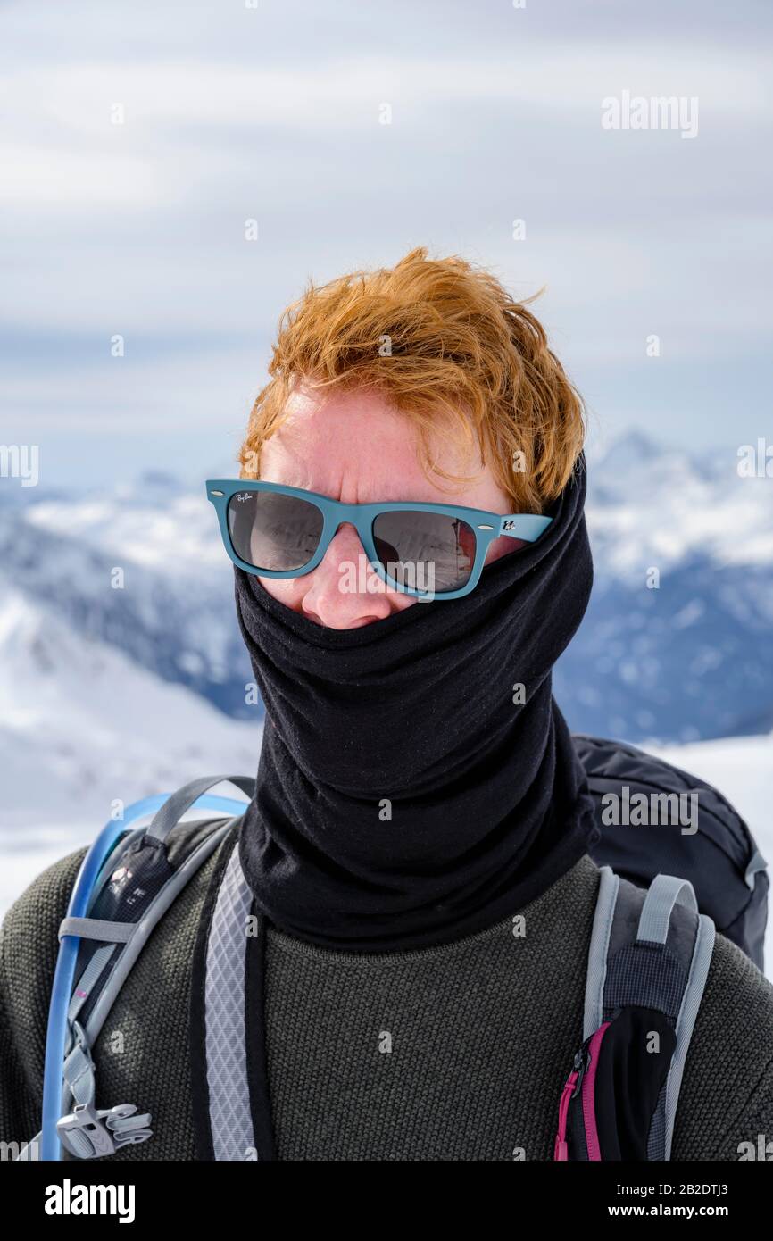 Gafas De Esquí De Un Hombre Con Reflejo De Montañas Nevadas Hombre Con Ropa  Azul Y Lentes De Esquí Imagen de archivo - Imagen de hombre, exterior:  161721411