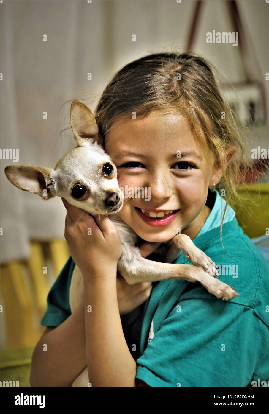 Niños realistas mascotas fotografías e imágenes de alta resolución - Alamy