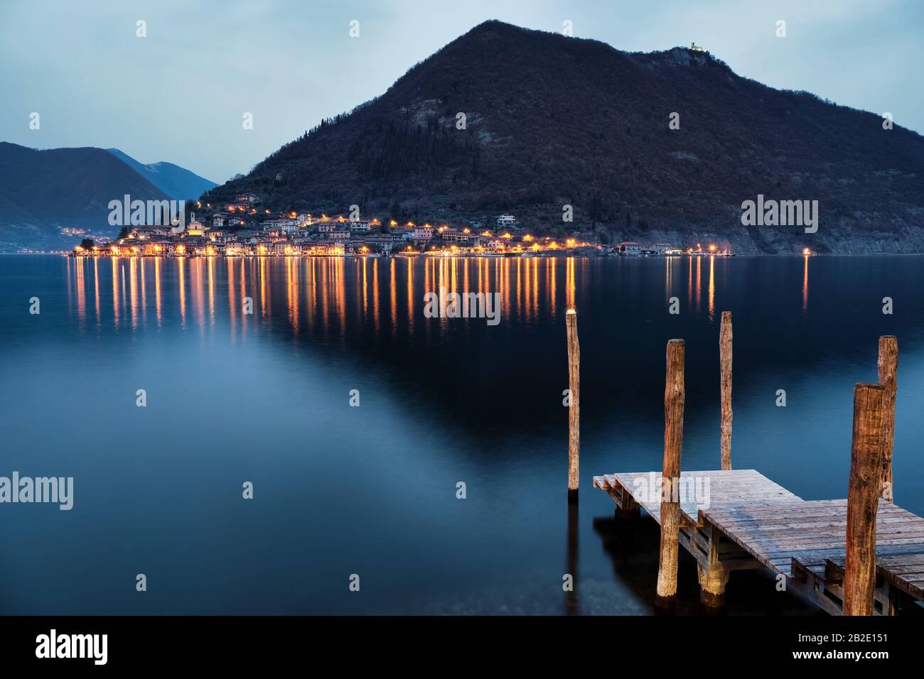 Muelle De Madera Para Monte Isola, Lago Iseo, Lombardía, Italia Foto de stock