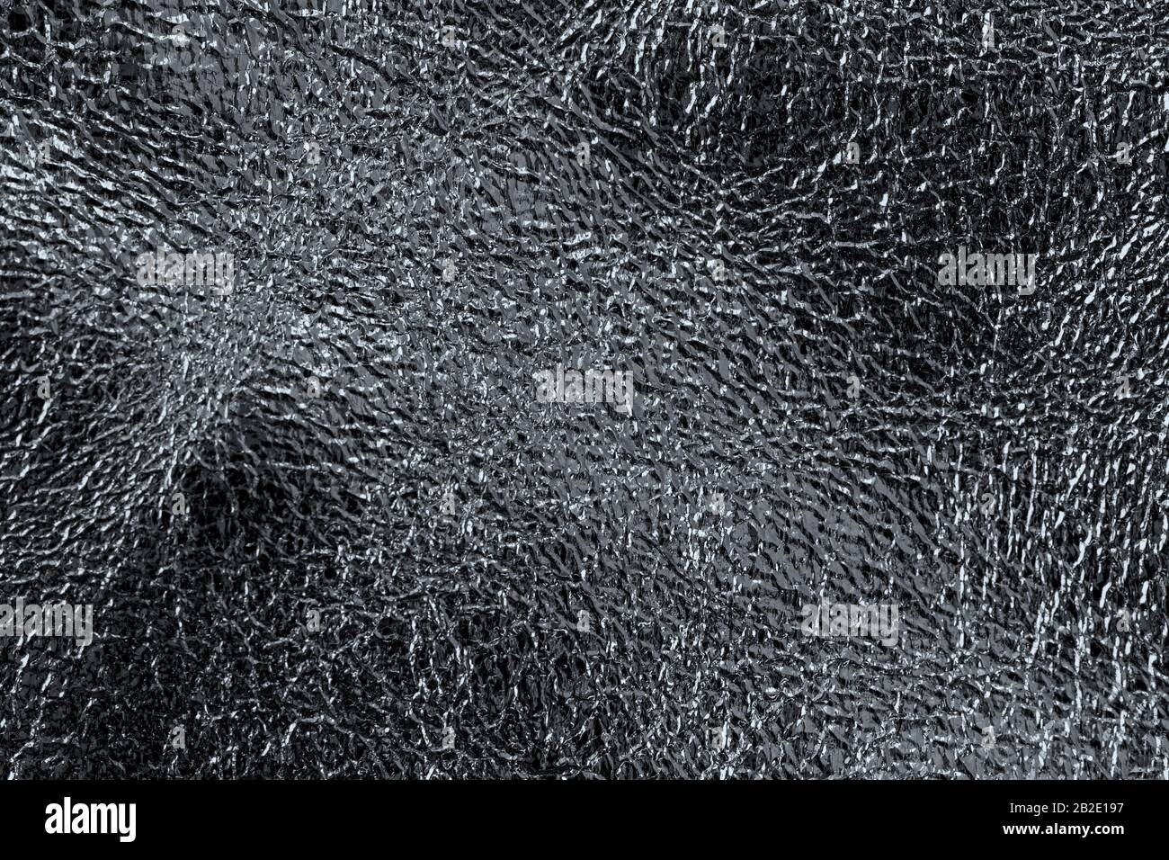 Textura de cuero de patente genuino con arrugas, fondo negro Foto de stock