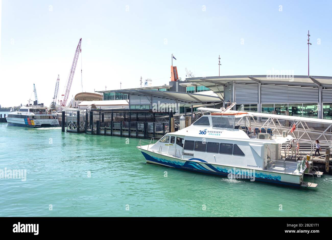 Barco Crucero Saliendo Del Muelle 2, Queens Wharf, Auckland Waterfront, City Center, Auckland, Auckland Region, Nueva Zelanda Foto de stock