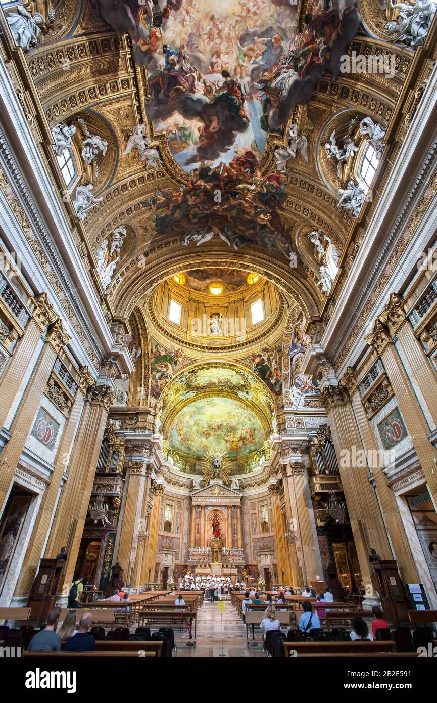 Nave de la Iglesia de la Gesù, Roma, con el famoso fresco de techo de Giovanni Battista Gauli 'Triunfo del Nombre de Jesús' Fotografía de stock - Alamy Nave de la Iglesia de la Gesù, Roma, con el famoso fresco de techo de Giovanni Battista Gauli 'Triunfo del Nombre de Jesús' Fotografía de stock - Alamy