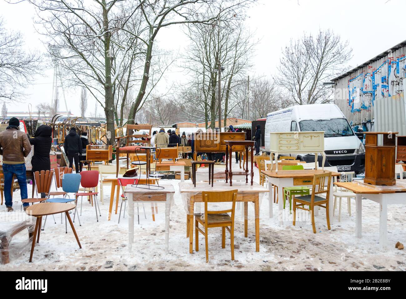 La gente que compra muebles de segunda mano vintage, ropa y productos se muestran en el suelo cubierto de nieve en Fleamarket en Mauerpark en Berlín, Fotografía de stock - Alamy