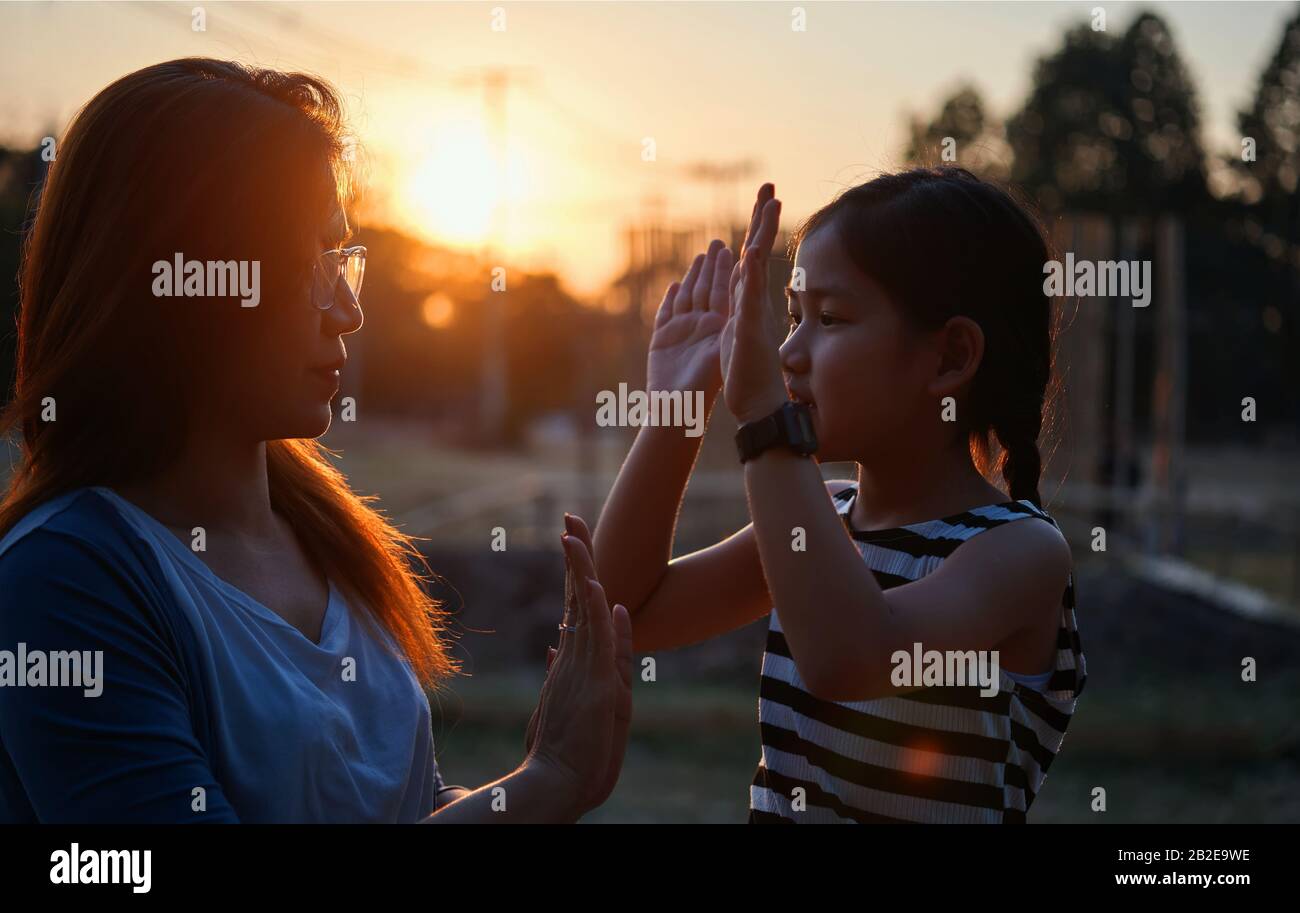 Madre e hija jugando juntos Foto de stock