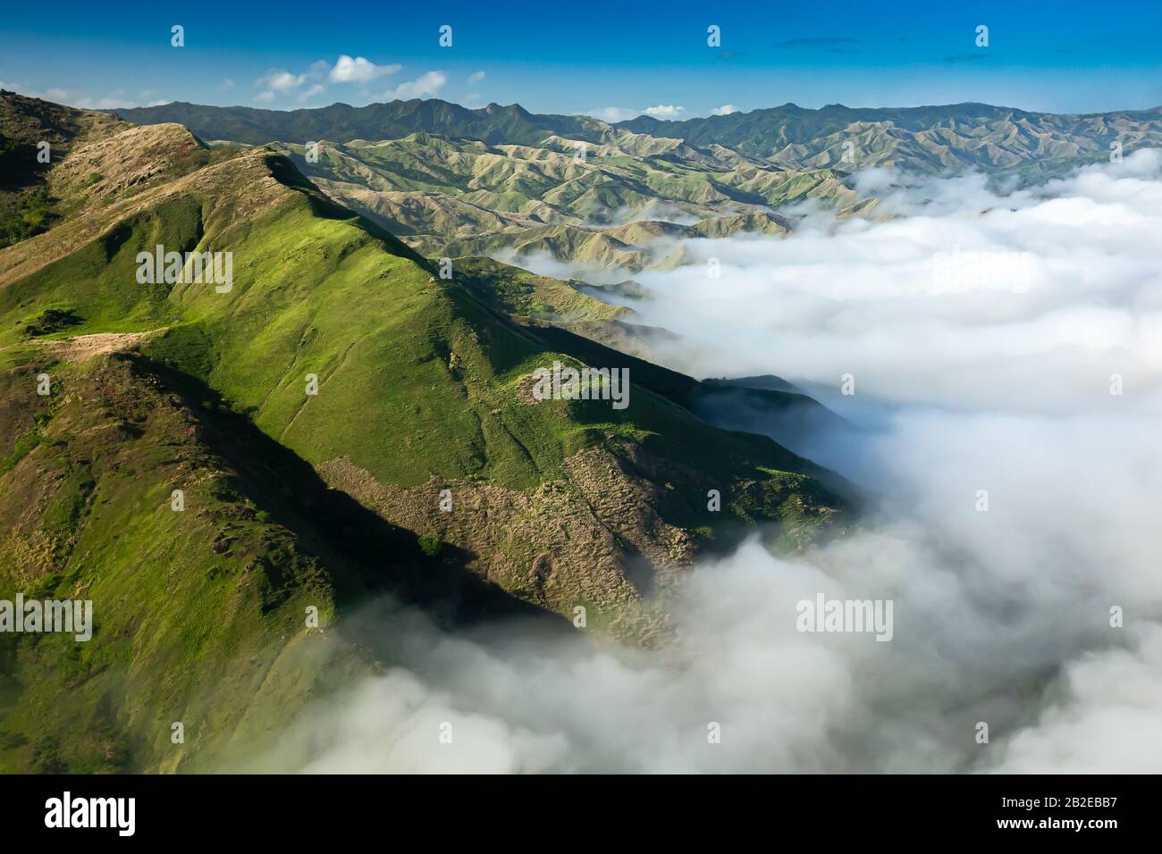 Fiji aérea de montañas verdes con niebla blanca espesa, Fiji, Océano Pacífico Foto de stock
